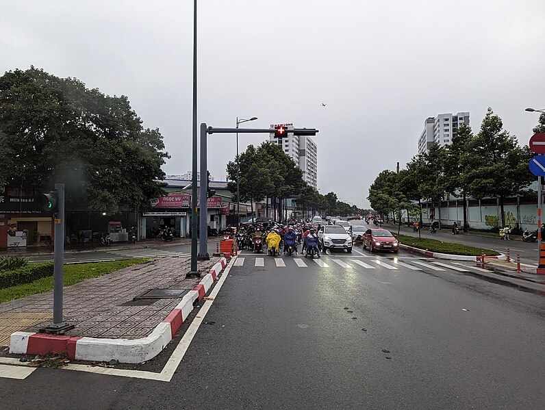 File:Saigon seen from bus 53 in evening rain 66.jpg