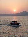Thuyền tam bản nhỏ vẫn được dùng để chuyên chở hàng khách giữa các đảo ở Hồng Kông