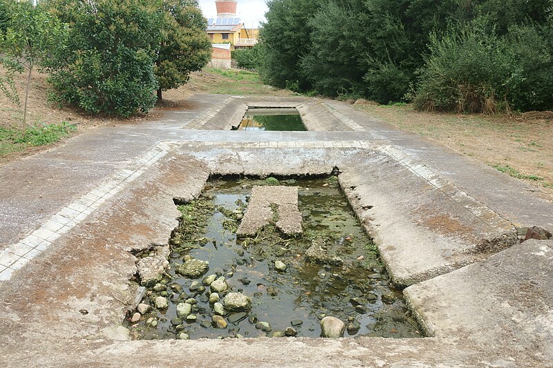 File:San Cristóbal de la Polantera, lavaderos.jpg