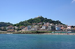 Veduta della frazione di San Vito Marina dal pontile del lungomare (diurna), sopra il colle veduta del paese alto