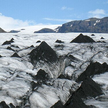 Large dirt cones on Solheimajokull, Island Sandkegel.jpg