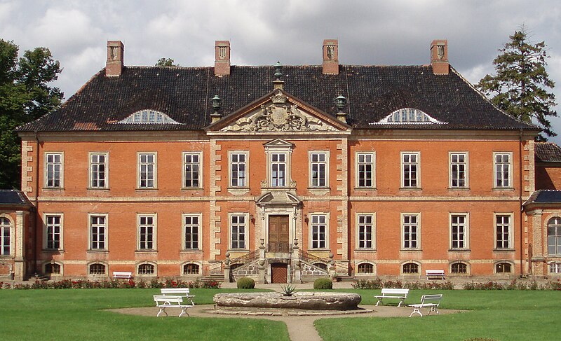 File:Schloss Bothmer - main building3 cropped.jpg