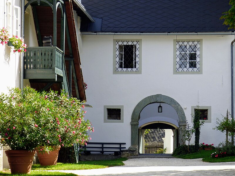 File:Schloss Gradisch Feldkirchen Detail.jpg