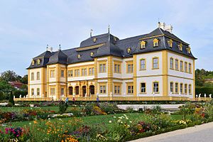 Schloss Veitshöchheim: Geschichte, Hofgarten, Literatur