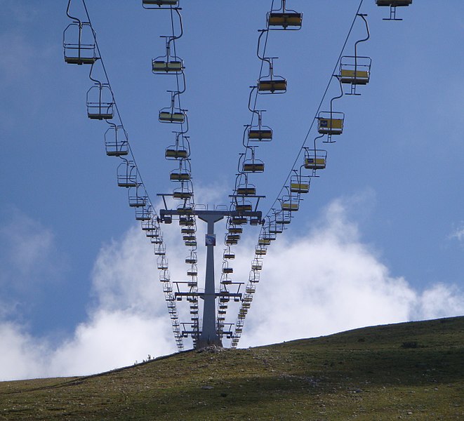 File:Sedežnica Njivice (cable car).jpg