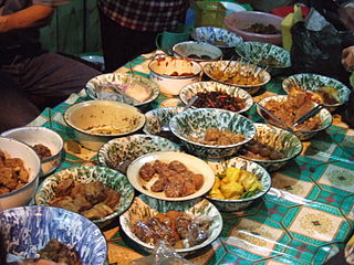 Nasi jamblang Indonesian rice dish