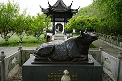 Une statue de rhinocéros en fer à Shaobo [zh]