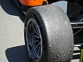Neumático liso o slick para competición sobre asfalto seco.
