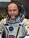 Echipajul Soyuz TMA-10M în fața navei lor spațiale (1).jpg