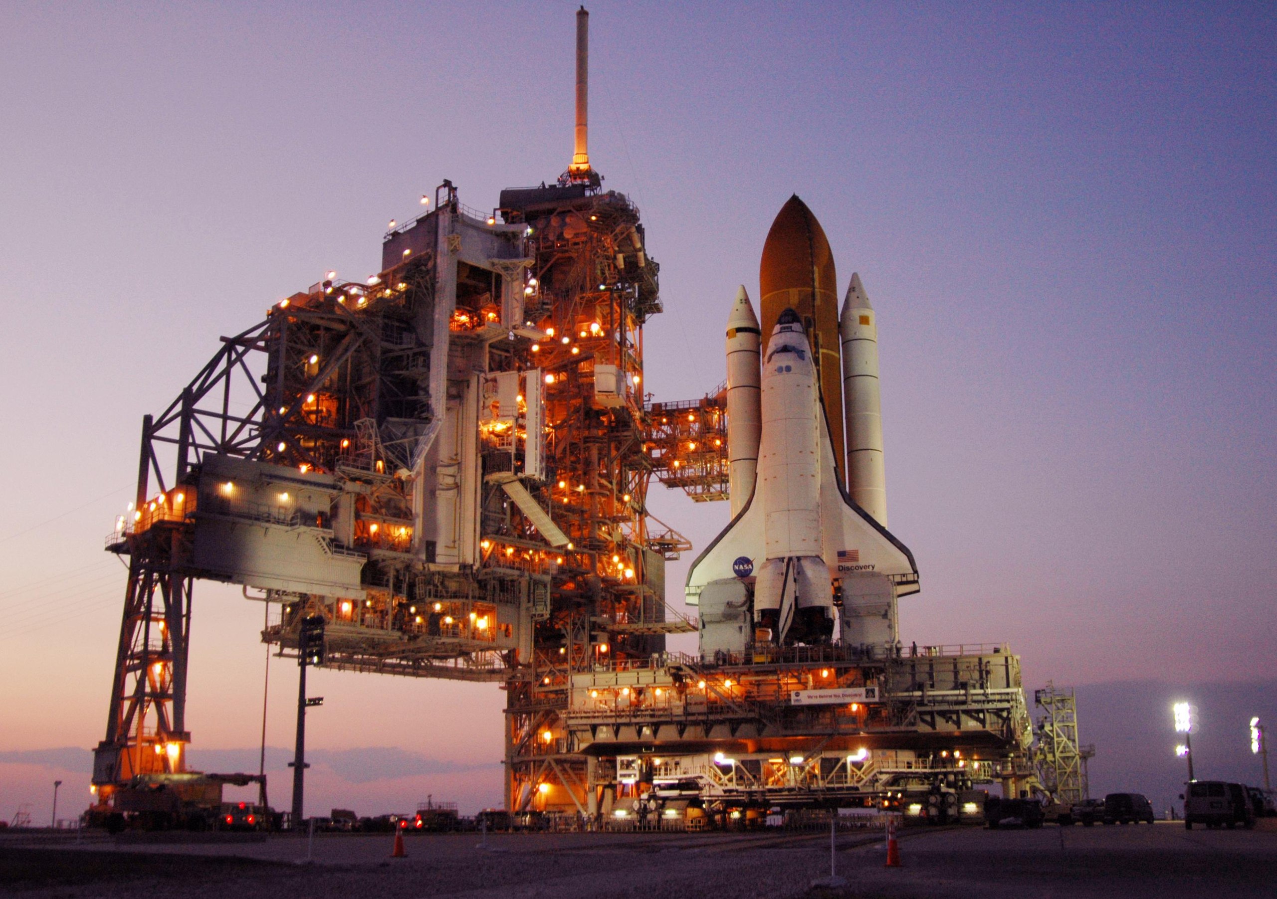 ファイル:Space Shuttle Discovery rests on the hardstand of Launch ...