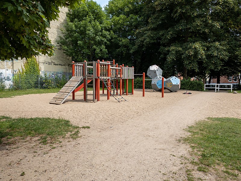 File:Spielplatz Schützenpark.jpg