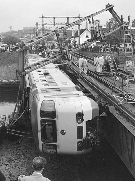 File:Spoorwegongeval bij Vlaardingen (1980).jpg
