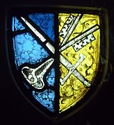 Un vitrail montrant le blason de l'abbaye.