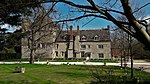 Manor Farmhouse, Harcourt House'un yaklaşık 70 metre güneyinde