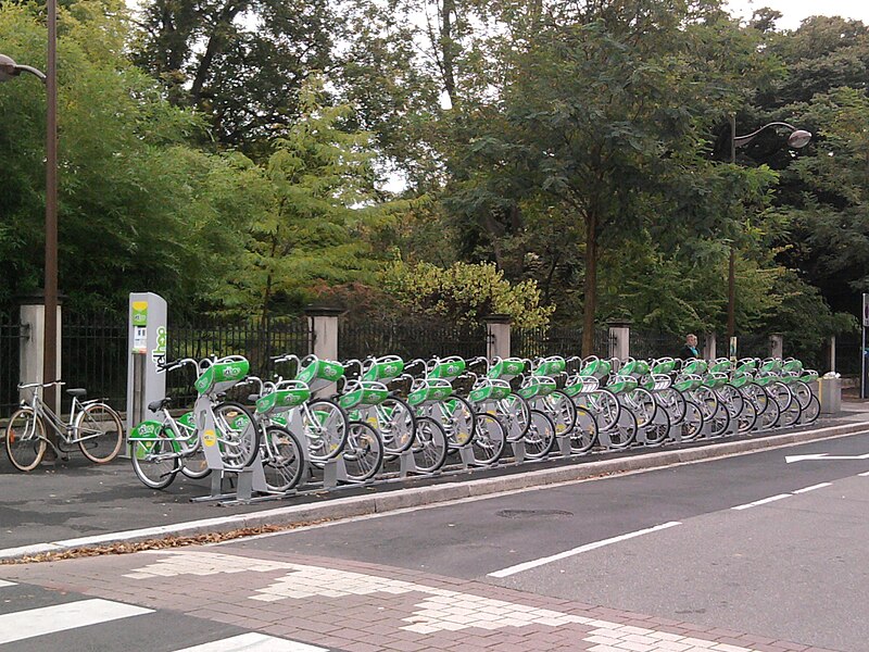 File:Station Vélhop automatisé avec l'ensemble de son équipement.jpg