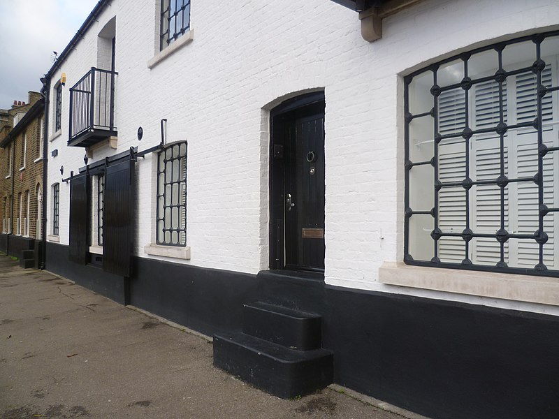 File:Steps to front door along the riverfront at Strand-on-the-Green - geograph.org.uk - 3243231.jpg