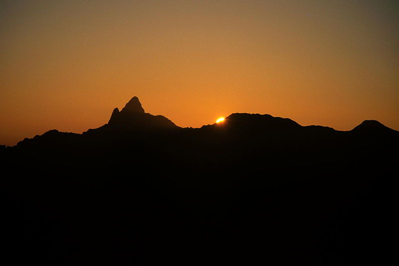 File:Sunrise and Mount Yari from Mount Kasa.jpg