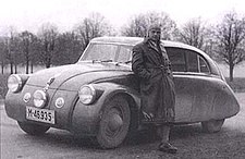 Erich Übelacker před Tatrou 77a v roce 1935