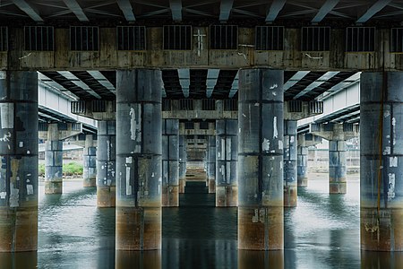 The pilars of Taipei Bridge