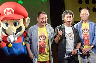 Takashi Tezuka, Shigeru Miyamoto y Kōji Kondō en el 30ª aniversario de Super Mario en Shibuya, Tokio