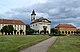 File:Terezín - náměstí ČSA, pohled od SZ, obr01.jpg (Quelle: Wikimedia)