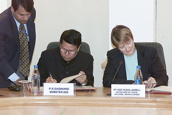 Dasmunsi signing an Agreement on "Indo-UK Film Co-operation" in New Delhi, December 5, 2005.