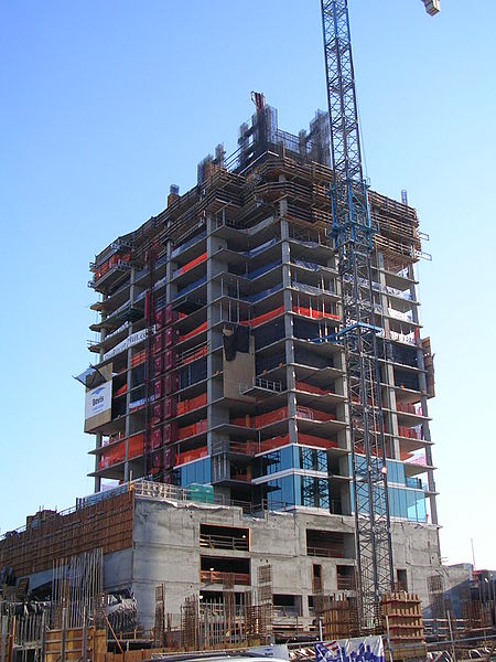 File:The concrete structure of One Rincon Hill South Tower and the columns for the townhomes, SF.JPG