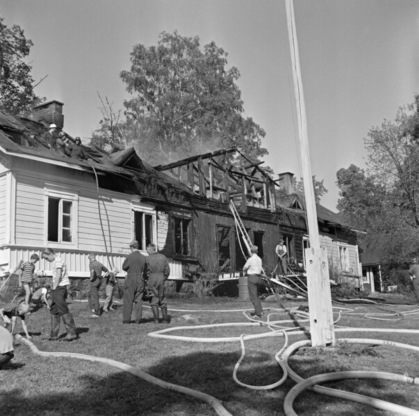 File:The fire of Villa Edelfelt 1969 (JOKAÖN3A F72-3).tif