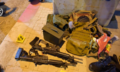 Zbraně a munice nalezené na místě útoku