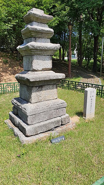 파일:Three-story Stone Pagoda at Chang-ri, Yeoju 3.jpg