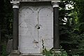 Bia mộ bị phá hủy trong Thế chiến II