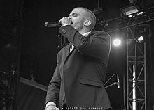 Główny wokalista zespołu, Justin Matthews, w Fort Rock 2018.