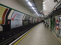 Tottenham Court Road stn northbound Northern look north