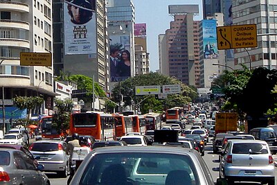 Traffic congestion persists in São Paulo, Brazil, despite no-drive days based on license numbers.