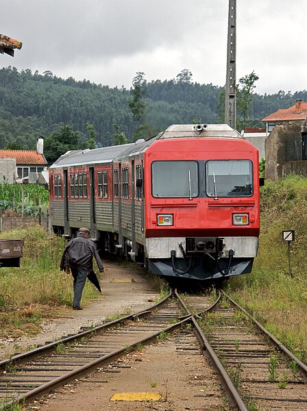 File:Train type 9630 at Macinhata do Vouga train station.jpg