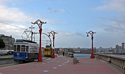 Tranvía turístico da Coruña ao seu paso polo paseo marítimo ( maio do 2011)