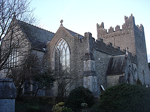 Adare: Lage, Die Ruinen des Desmond Castle, Die Klöster und Kirchen