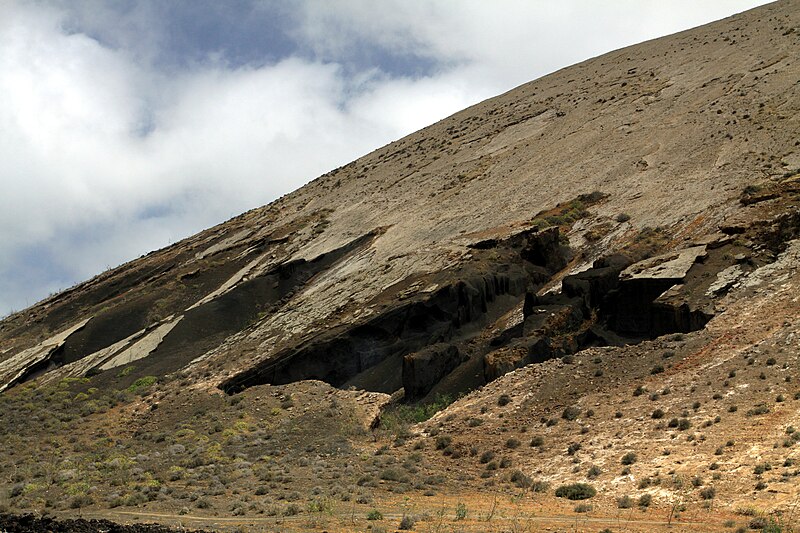 File:Tuff ring Caldera Blanca on Lanzarote, June 2013 (13).jpg