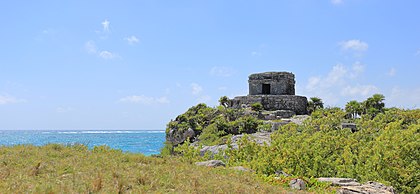 Tulum, um sítio arqueológico correspondente a uma antiga cidade muralhada maia. Situa-se ao longo da costa do mar do Caribe, no sudeste do México, no estado de Quintana Roo, numa região conhecida como Riviera Maya. (definição 5 509 × 2 539)