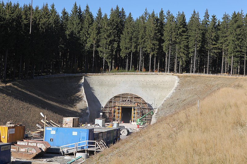 File:Tunnel-Silberberg-Süd-Okt2012.jpg