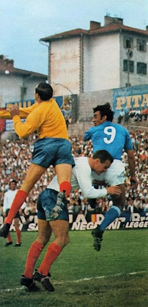 File:U23, Italy v England (Trieste, 1968) - Springett, Anastasi.jpg