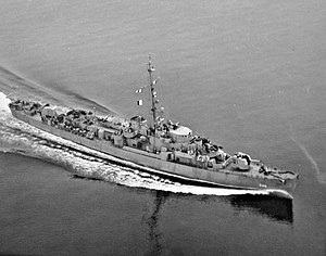 USS Key (DE-348), yaklaşık 1944'te denizde seyrediyor.jpg