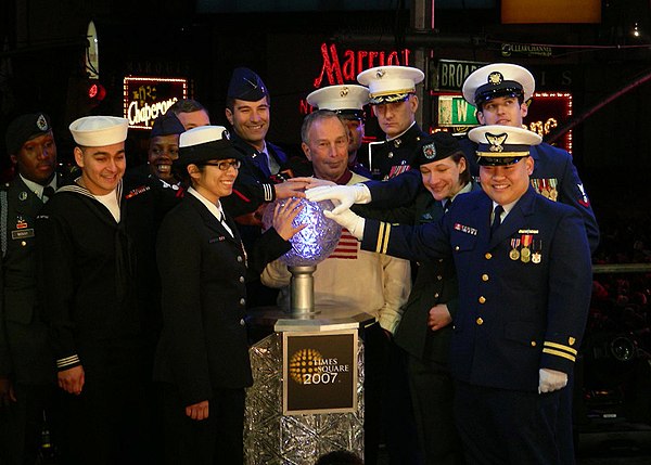 A group of United States Armed Forces members and New York City mayor Michael Bloomberg ceremonially "activating" the drop for 2007.