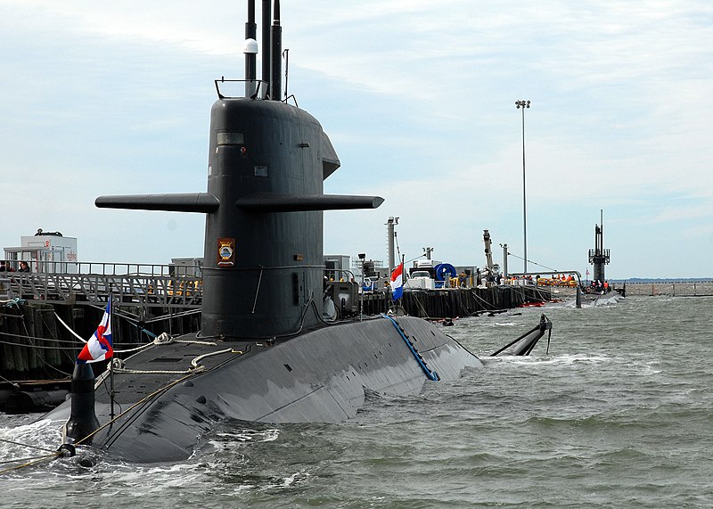 File:US Navy 081029-N-7668G-018 he Dutch submarine HNLMS Walrus (SSK S802) and the Los Angeles-class attack submarine USS Tucson (SSN 770) share a pier at Naval Station Norfolk.jpg