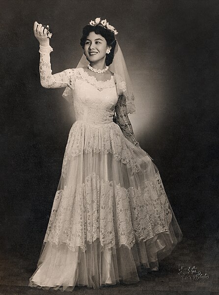 File:Unidentified bride by Tati Photo Studios, Jakarta (c1964).jpg