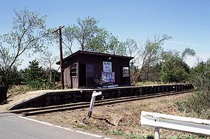 月台（1997年4月） 圖中為路線暫停服務前的風景，在站名牌下方設有由當地居民手工製作，寫上「多謝　鐵路公車」的花字母裝飾牌。