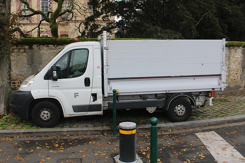 File:Véhicule municipal Fontainebleau camionnette.jpg