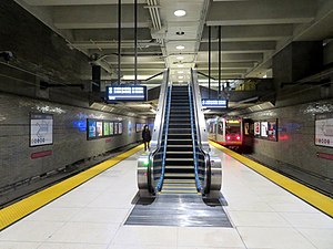 Van Ness Station mit neuer Rolltreppe, März 2019.JPG