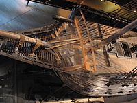Proue et poulaine du vaisseau suédois Vasa (1628). Les claies, sous le beaupré, font office de toilettes.