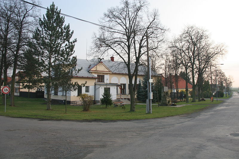 File:Velenice sokolovna.JPG